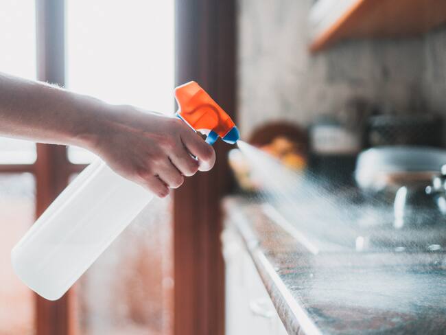 lo que nunca debería limpiar con cloro en su vivienda - Getty Images