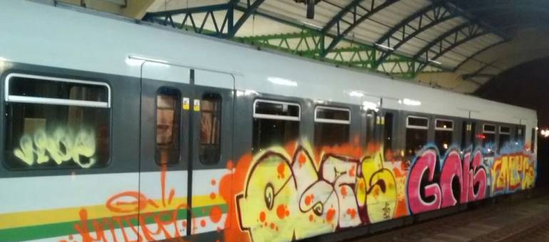 Este es el vagón que fue pintado con graffitis en Medellín.