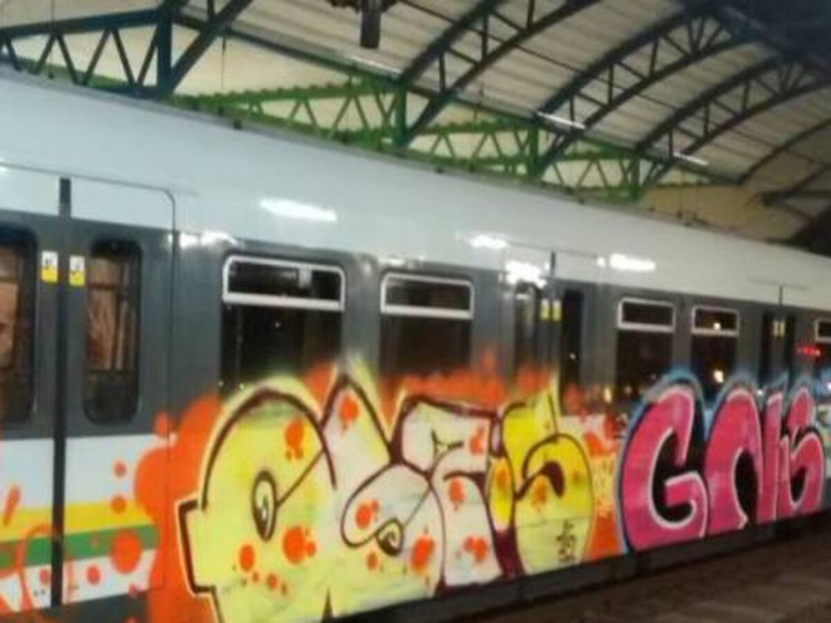 Tren de la línea A del Metro de Medellín fue pintado con graffitis