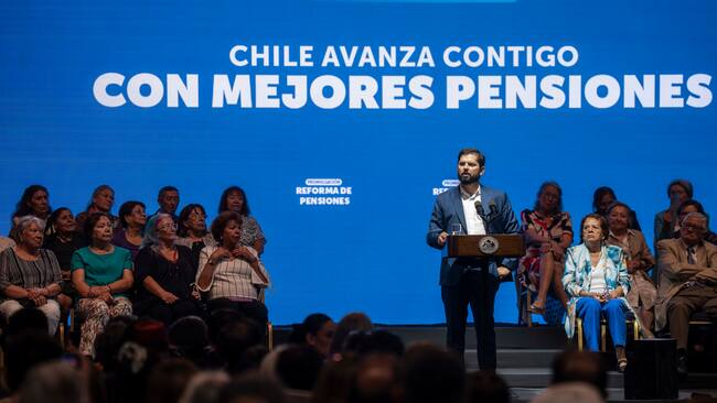 AME1030. SANTIAGO (CHILE), 20/03/2025.- Fotografía cedida por presidencia de Chile, del presidente Gabriel Boric (c), hablando durante la actividad en la que promulgó la reforma de pensiones este jueves, en Santiago (Chile). Boric divulgó su emblemática reforma de pensiones, proyecto que beneficiará a más de 2,8 millones de personas y que supone el mayor cambio en 40 años al modelo creado durante la dictadura de Augusto Pinochet (1973-1990). EFE/ Presidencia de Chile /SOLO USO EDITORIAL/NO VENTAS/SOLO DISPONIBLE PARA ILUSTRAR LA NOTICIA QUE ACOMPAÑA (CRÉDITO OBLIGATORIO)