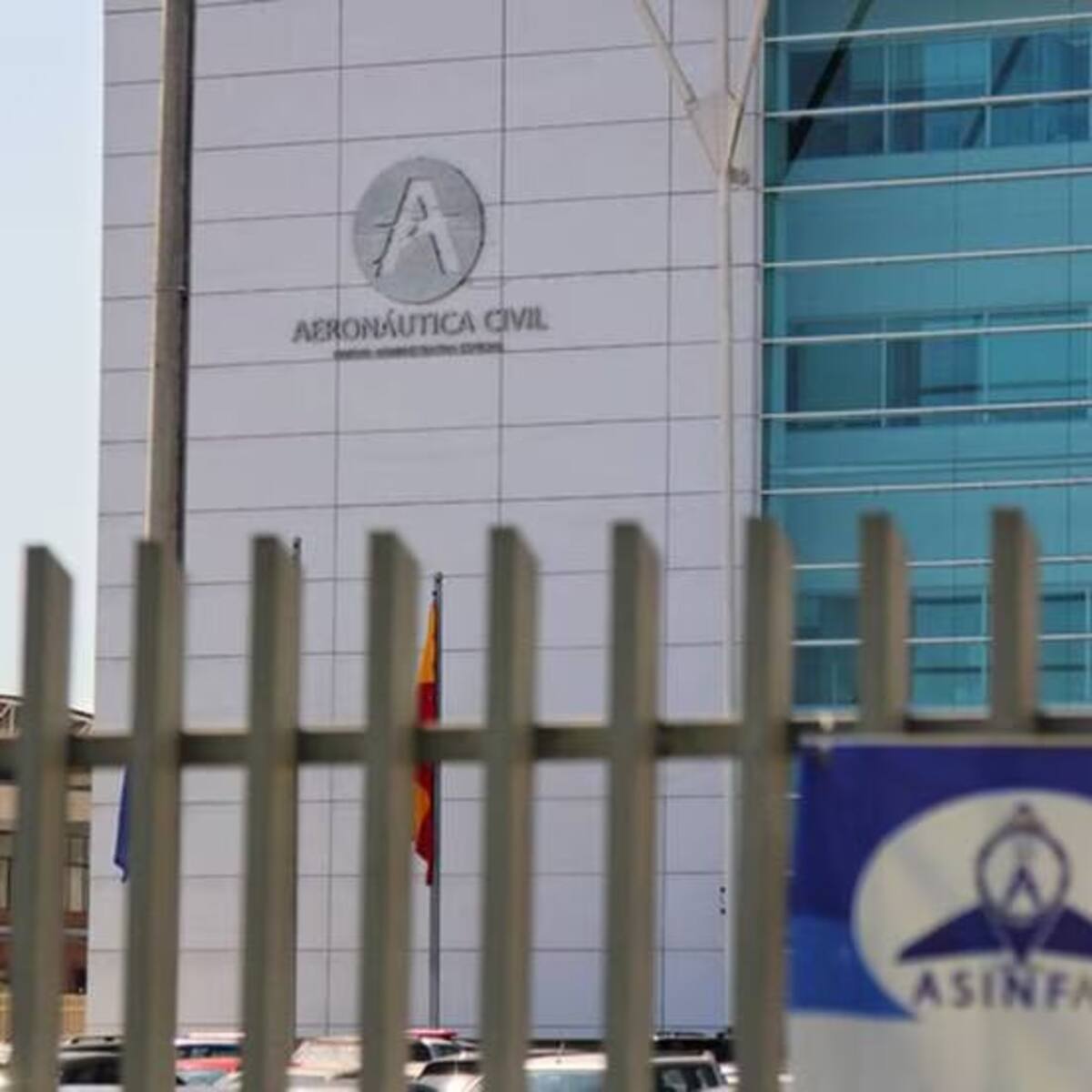 La Aeronáutica Civil habría comprado 34 sillas ergonómicas a 13 millones cada una