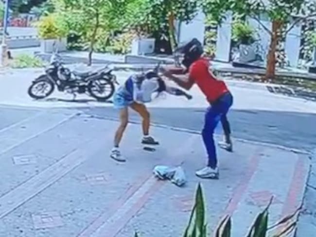 Impactante: mujer víctima de intento de robo fue golpeada y herida por ladrón en Bucaramanga