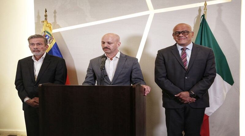 El jefe de la delegación opositora de Venezuela, Gerardo Blyde (izq), el vocero del equipo mediador de Noruega, Dag Nylander (cen) y el jefe de la delegación gubernamental venezolana, Jorge Rodríguez (der).              
(Foto: Cortesía)