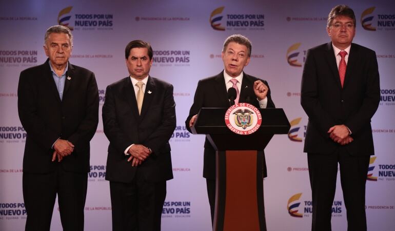 Juan Manuel Santos (centro derecha) durante la rueda de prensa después del Consejo de Ministros, Luis Eduardo Garzón (izquierda), ministro de Trabajo, Luis Fernando Cristo (centro izquierda), misitro del Interior y Mauricio Cárdenas (derecha), ministro de Hacienda.  