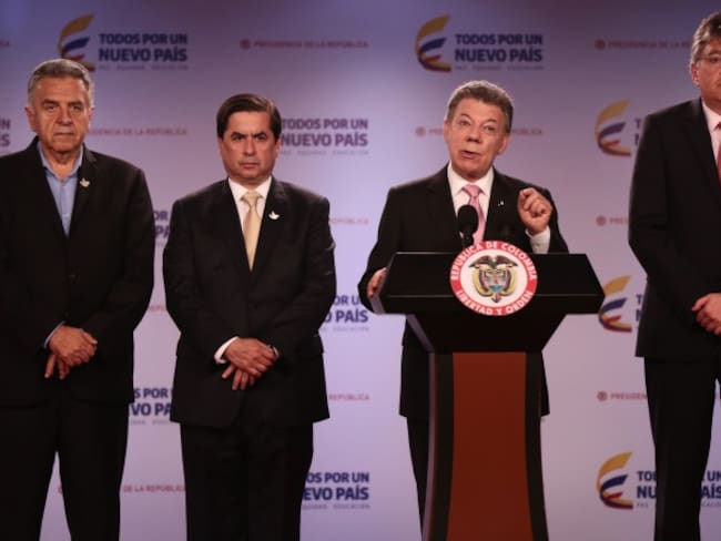 Juan Manuel Santos (centro derecha) durante la rueda de prensa después del Consejo de Ministros, Luis Eduardo Garzón (izquierda), ministro de Trabajo, Luis Fernando Cristo (centro izquierda), misitro del Interior y Mauricio Cárdenas (derecha), ministro de Hacienda.  