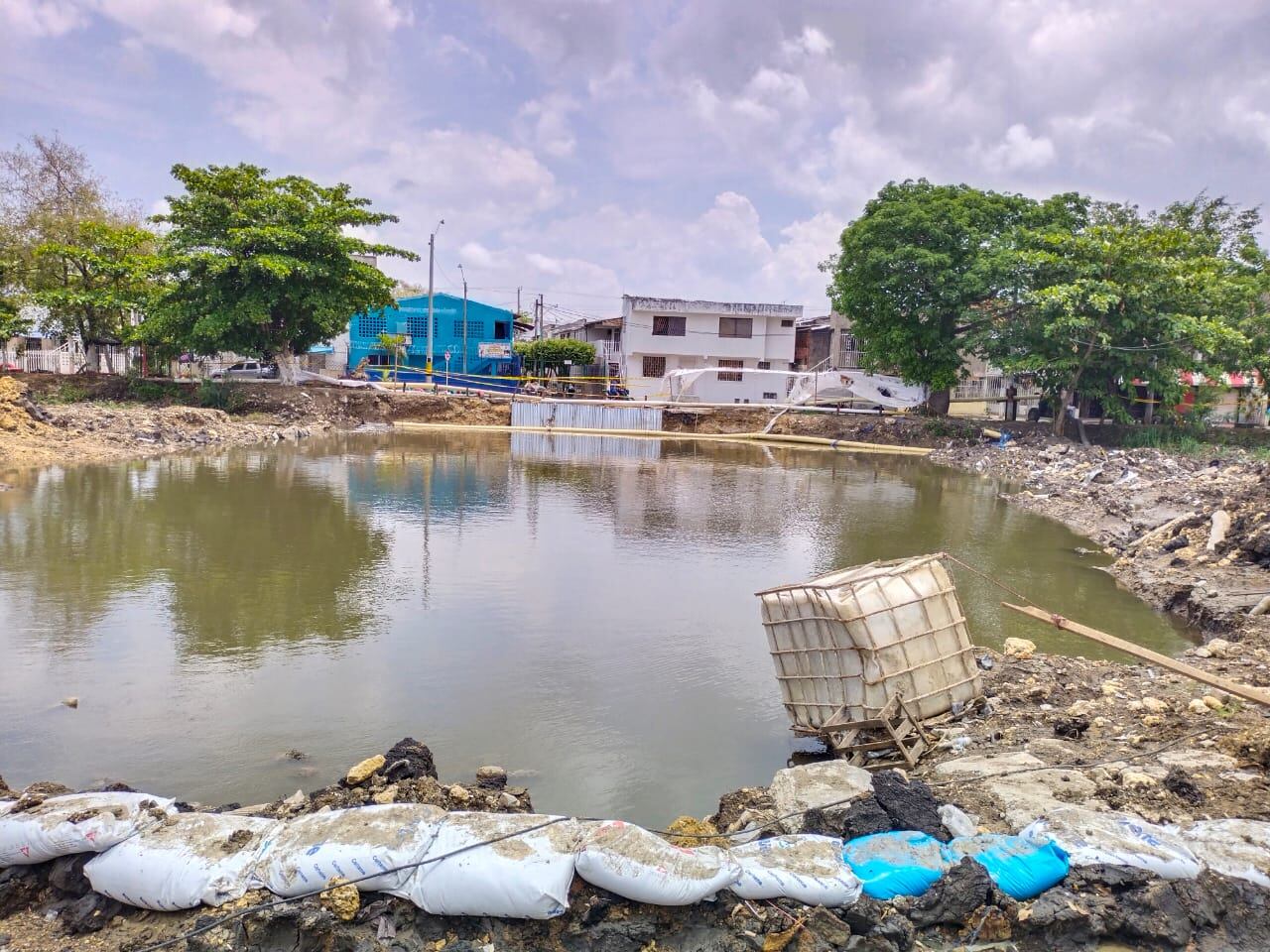 En Las Palmeras temen inundaciones por retrasos en construcción de puente en canal Matute