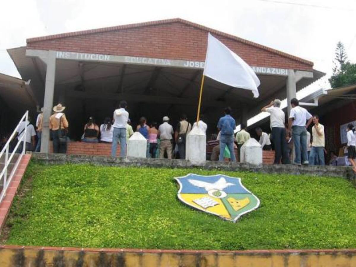 En un colegio de Landázuri se turnan para ir a clase por la falta de docentes
