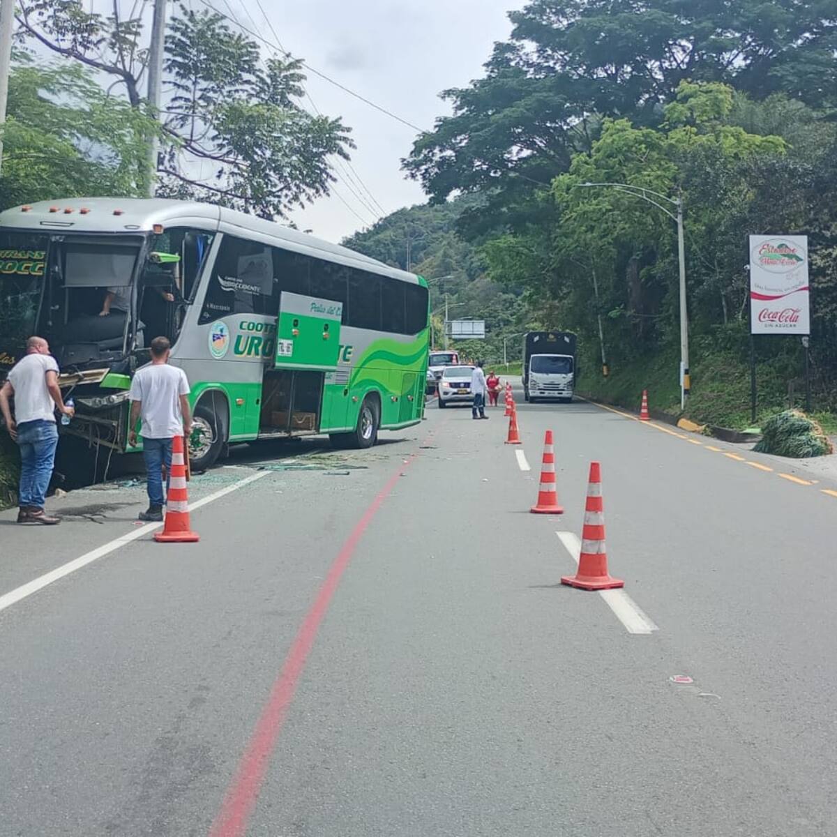 El choque entre un bus y una motocicleta deja tres heridos en la vía Medellín- Urabá