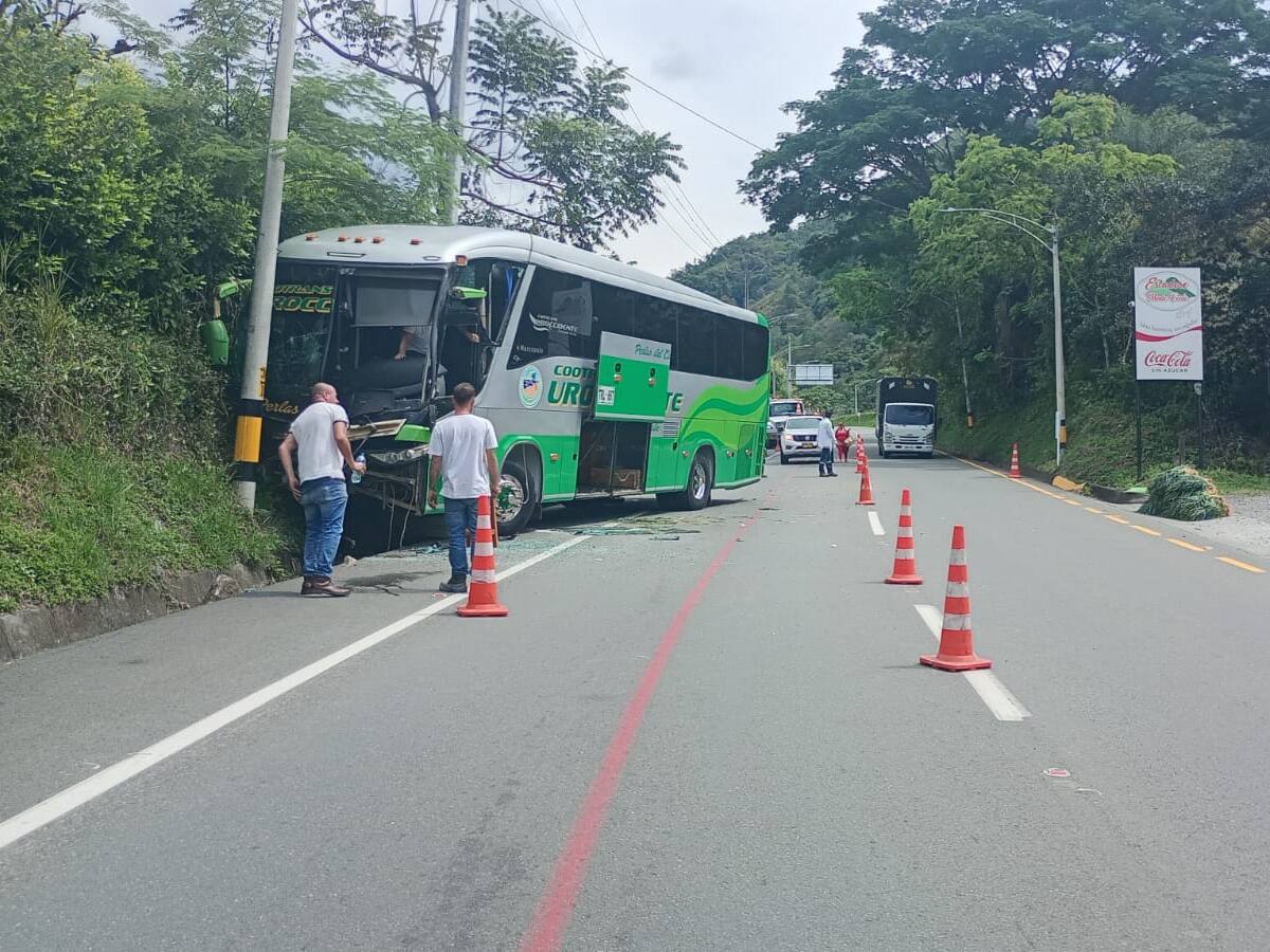 El choque entre un bus y una motocicleta deja tres heridos en la vía Medellín- Urabá