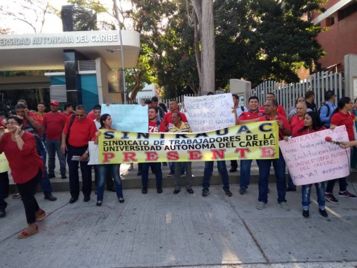 Empleados de la Uniautónoma protestan por atrasos en pagos