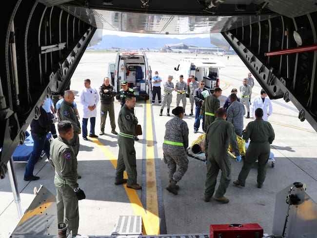 Los uniformados fueron trasladados en un avión de la FAC hacia Bogotá. Foto: Cortesía.