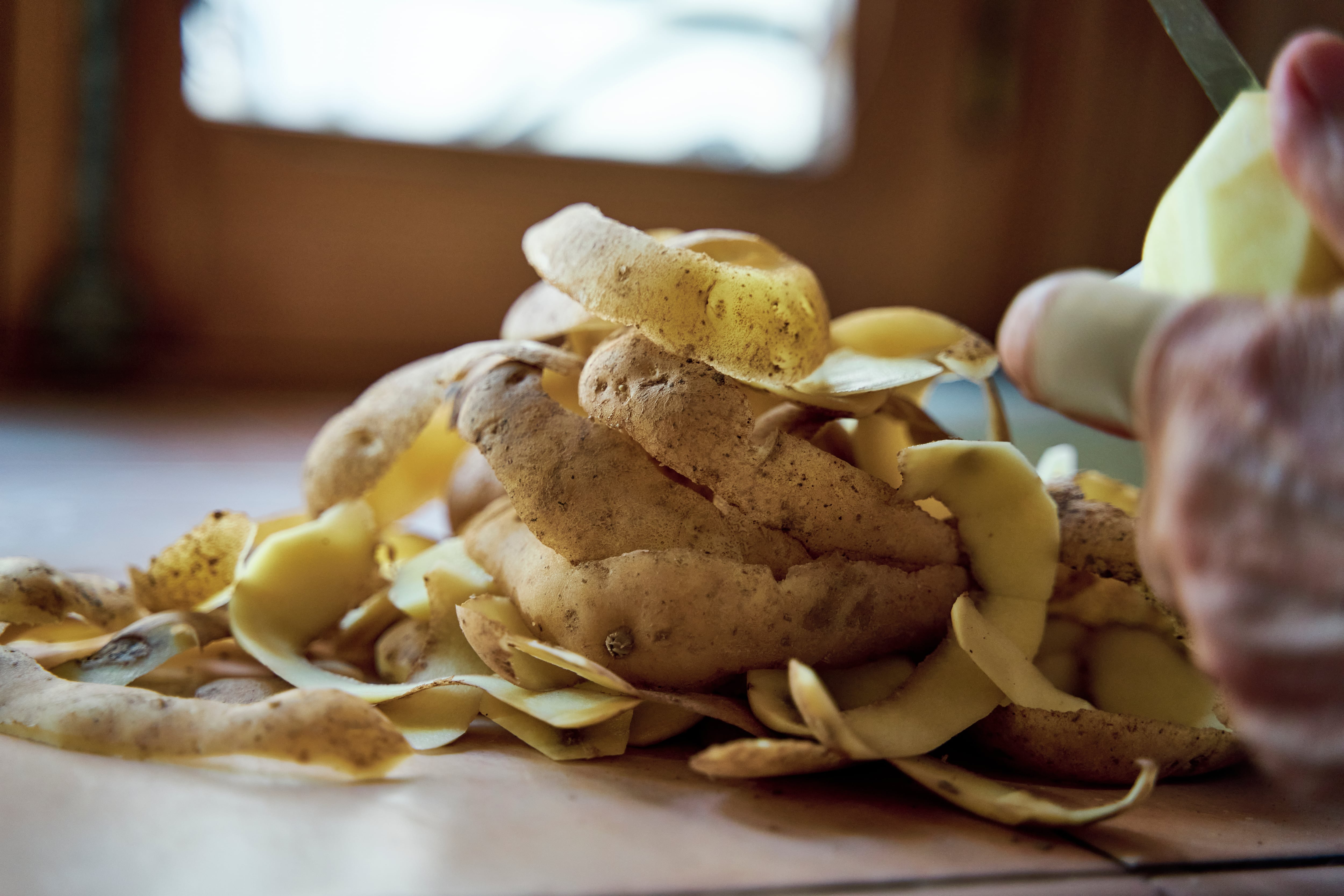 Varias cáscaras de papa recien 'peladas' (Foto vía Getty Images)