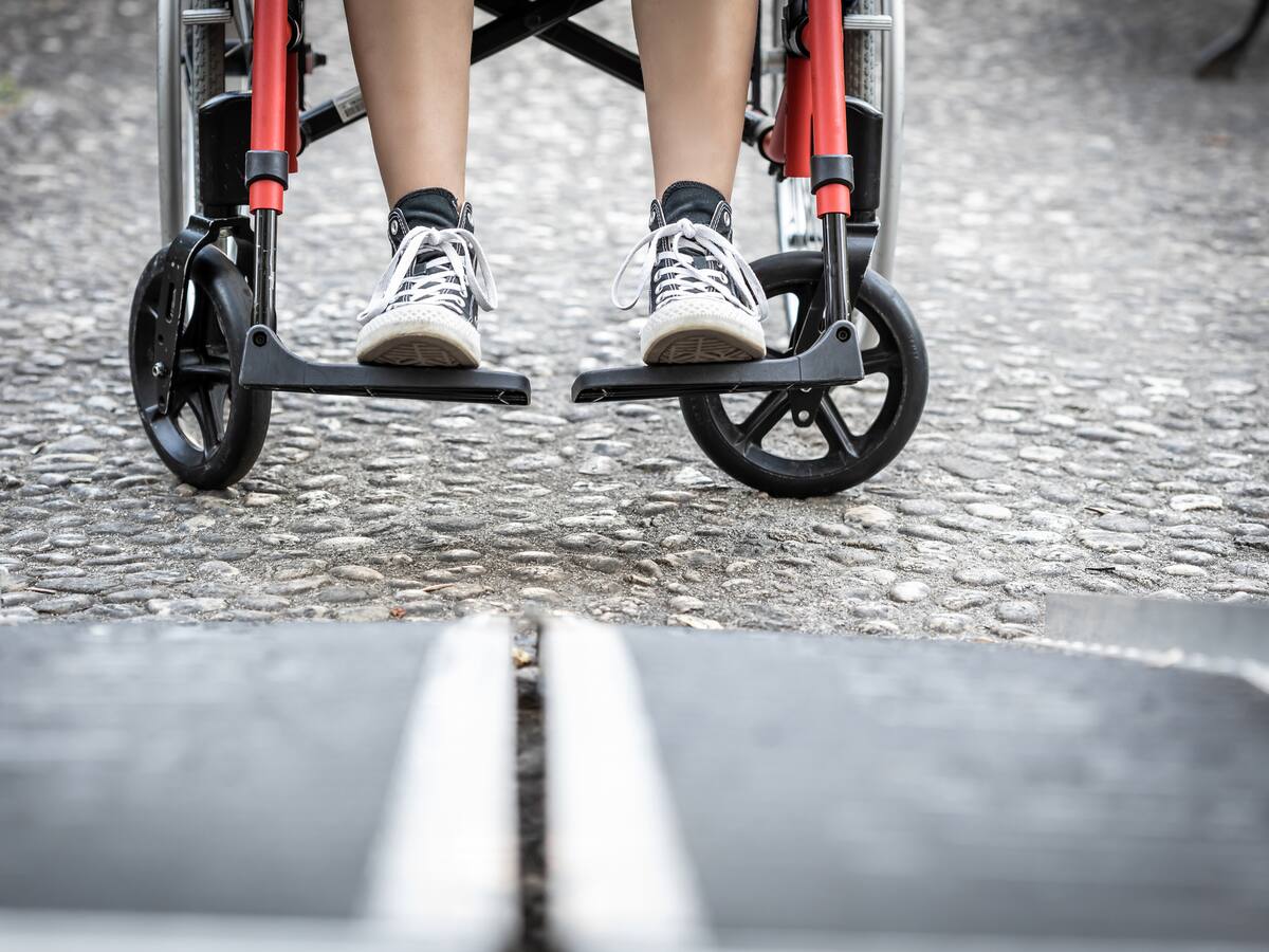 “Mi hijo no pide lujo, pide dignidad”: madre de niño con parálisis cerebral en Cartagena