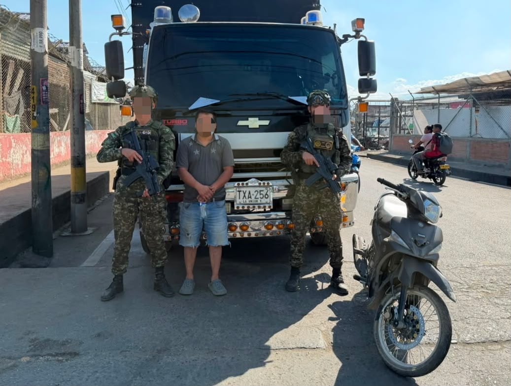 Al liberado se le brindó el acompañamiento necesario hasta entablar la denuncia respectiva por el delito de secuestro ante la Fiscalía. Crédito: Ejército Nacional.