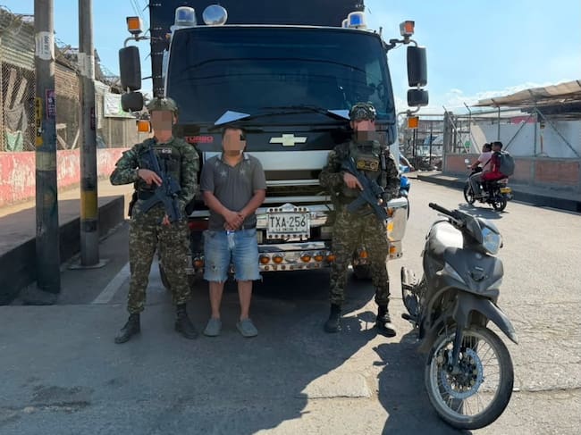 Al liberado se le brindó el acompañamiento necesario hasta entablar la denuncia respectiva por el delito de secuestro ante la Fiscalía. Crédito: Ejército Nacional.