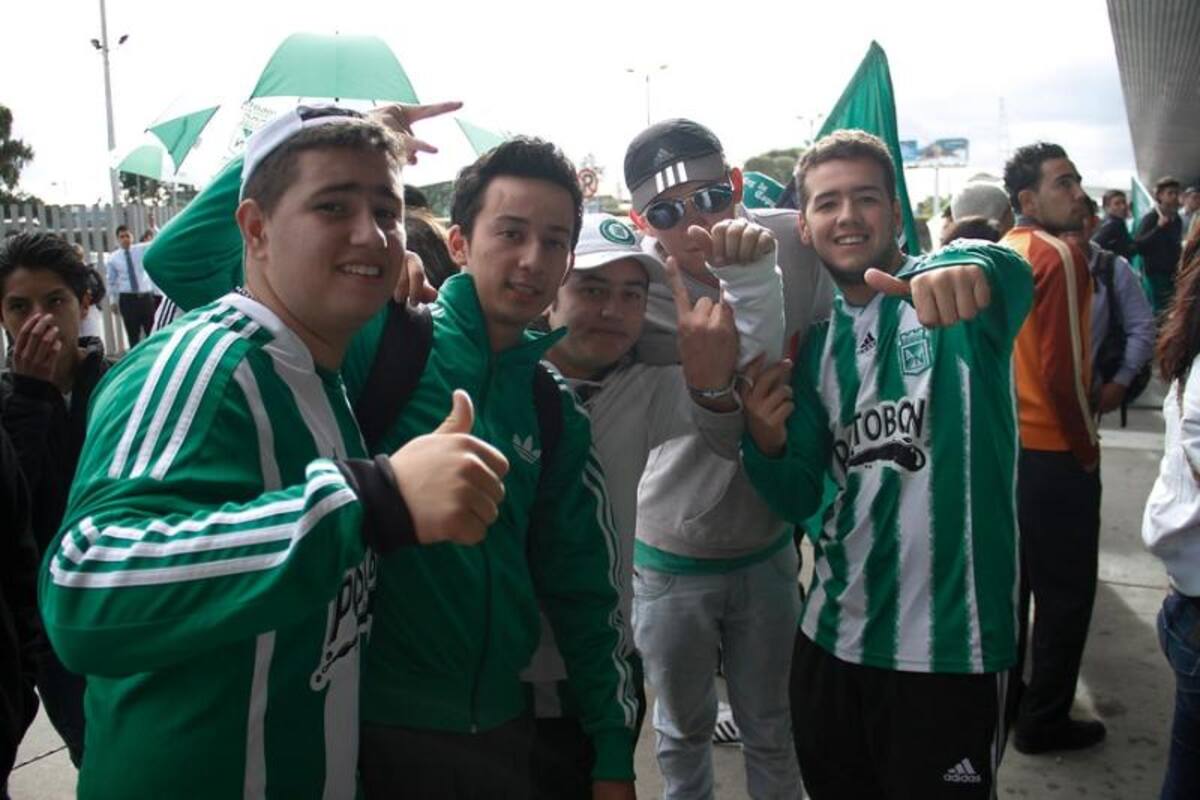 Atlético Nacional tiene apoyo masivo de los hinchas de Nacional en Bogotá y a pesar de que no pueden estar en El Campín, sí acompañan al equipo en la disputa de su duodécima estrella.