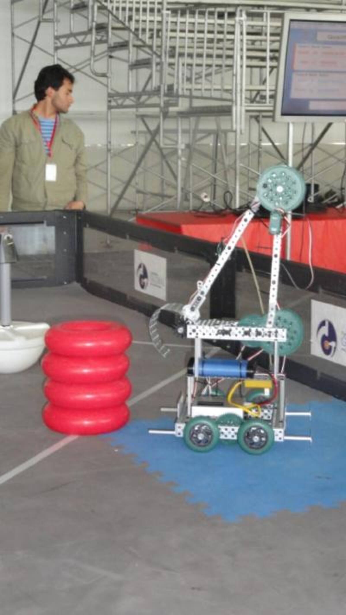 26 febrero. VEX Robotics Competition. Este era uno de los robots cuyo objetivo era recoger los aros e insertarlos en el lugar indicado para ganar la mayor cantidad de puntos posibles.