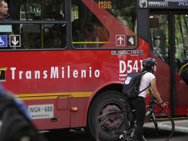 Tres ataques diarios contra sus buses, denuncia Transmilenio