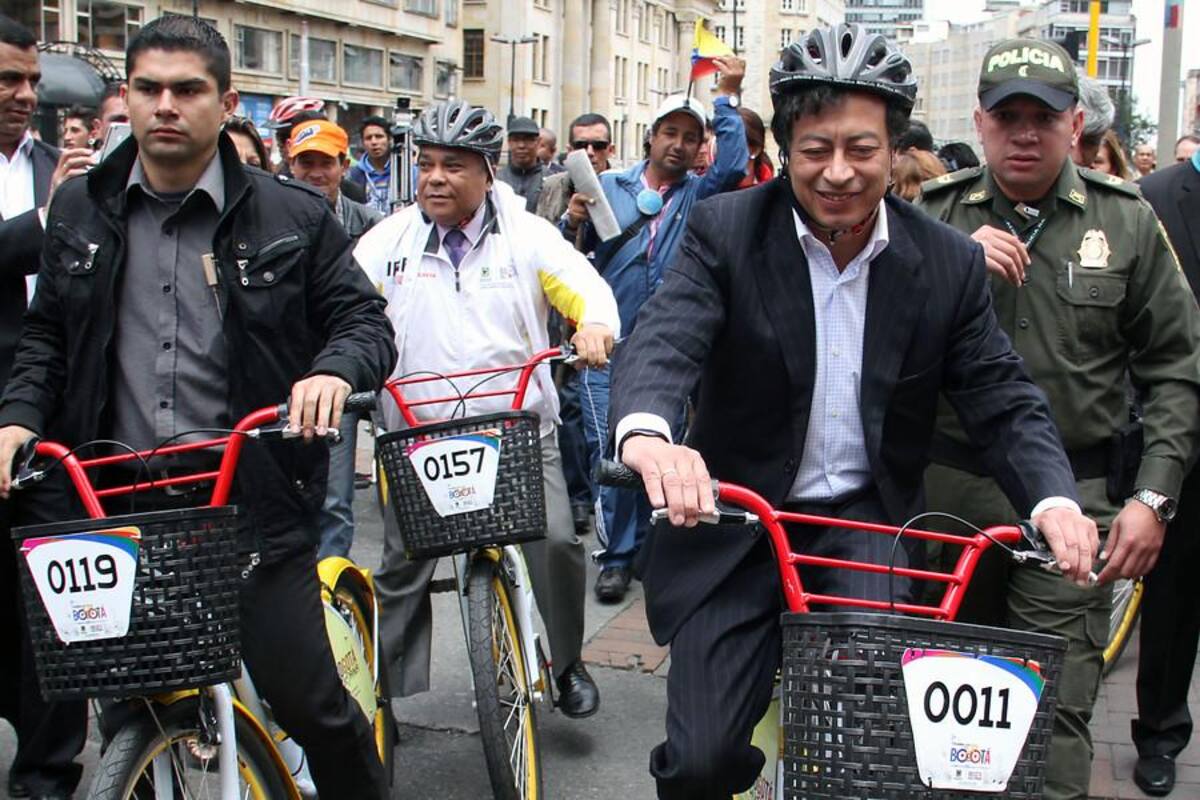 El alcalde de Bogotá, Gustavo Petro, dio inicio al servicio de préstamo gratuito de bicicletas en el marco de la peatonalización del Eje Ambiental.