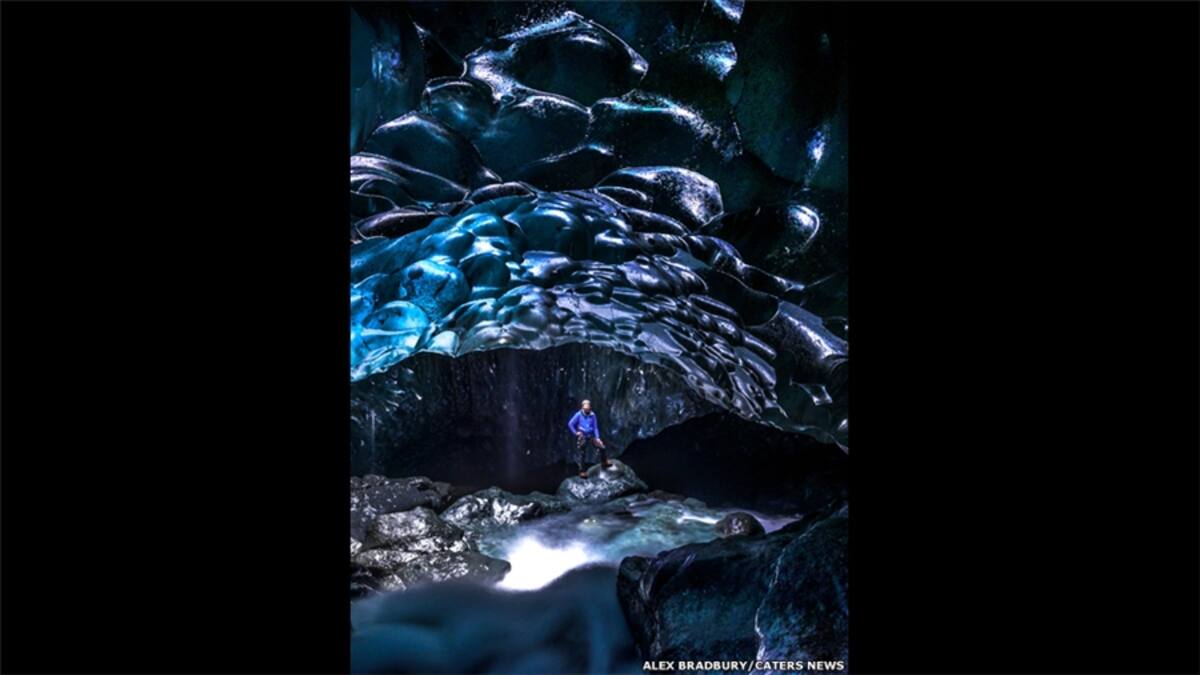 El fotógrafo británico Alex Bradbury logró capturar imágenes impresionantes de las cuevas de hielo cristalinas en Islandia.