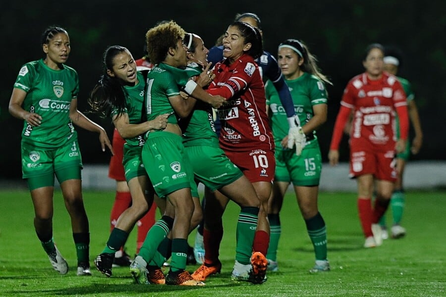 Cruce entre futbolistas en el duelo Equidad Vs. América por Liga Femenina / Colprensa