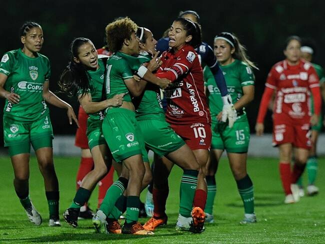 Cruce entre futbolistas en el duelo Equidad Vs. América por Liga Femenina / Colprensa