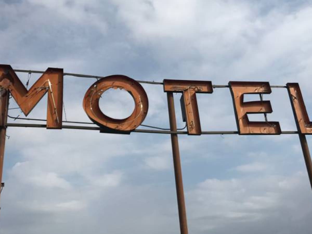 ¡Trágame tierra! Un hombre entra al motel donde trabaja su suegra