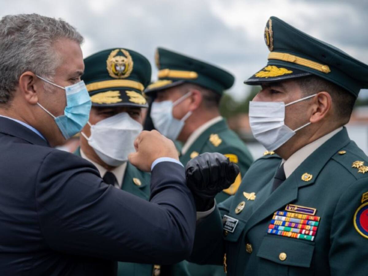 Pese a criticas, Duque exalta labor del general Atehortúa en la Policía