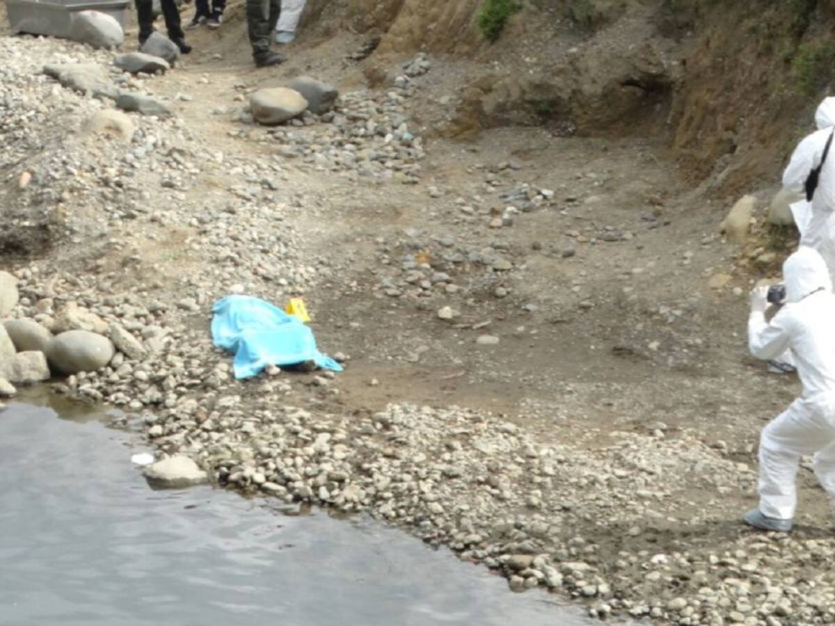 En Bolívar, adolescente muere ahogado en un caño tras huir de la Policía
