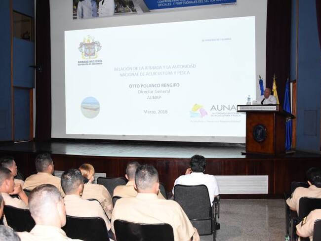 Director de la AUNAP da charla a oficiales de la Armada en formación