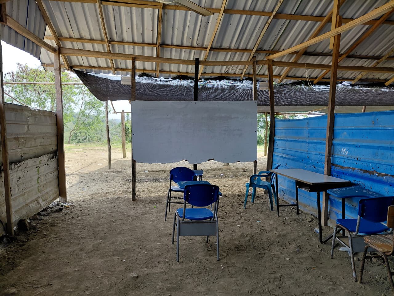 Aulas improvisadas en San Luis de Sevilla, Puerto Escondido, Córdoba. Foto: Caracol Radio/Claudia Hernández.