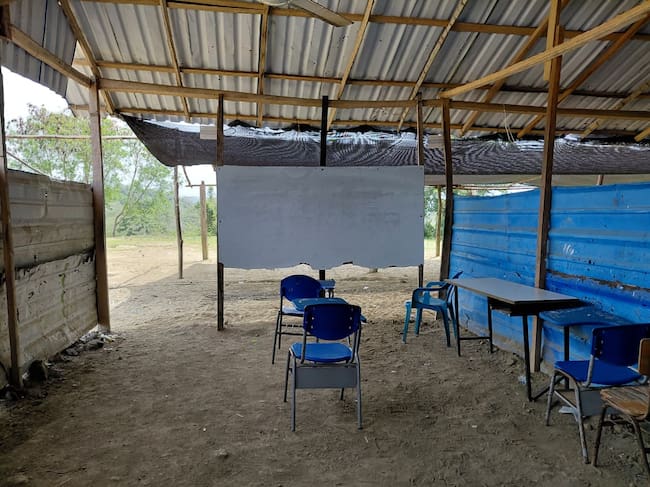 Aulas improvisadas en San Luis de Sevilla, Puerto Escondido, Córdoba. Foto: Caracol Radio/Claudia Hernández.