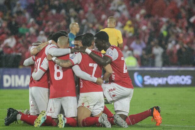 Los jugadores de Santa Fe festejan uno de sus tres goles ante Jaguares / Colprensa.