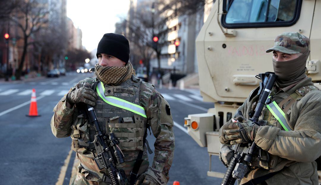 Agentes de la Guardia Nacional custodian las calles de Washington DC