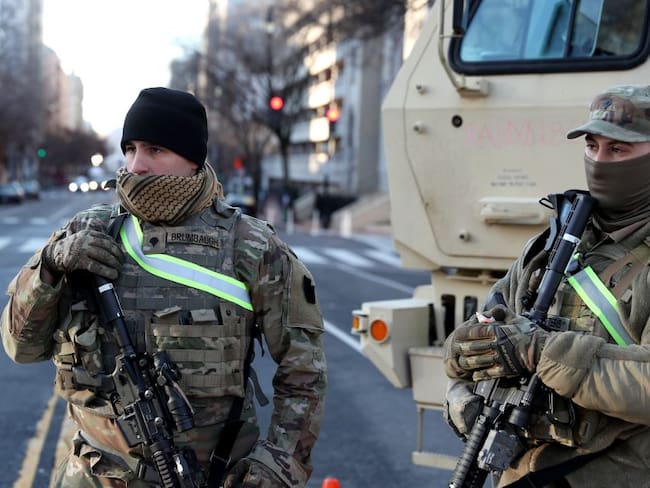 Agentes de la Guardia Nacional custodian las calles de Washington DC