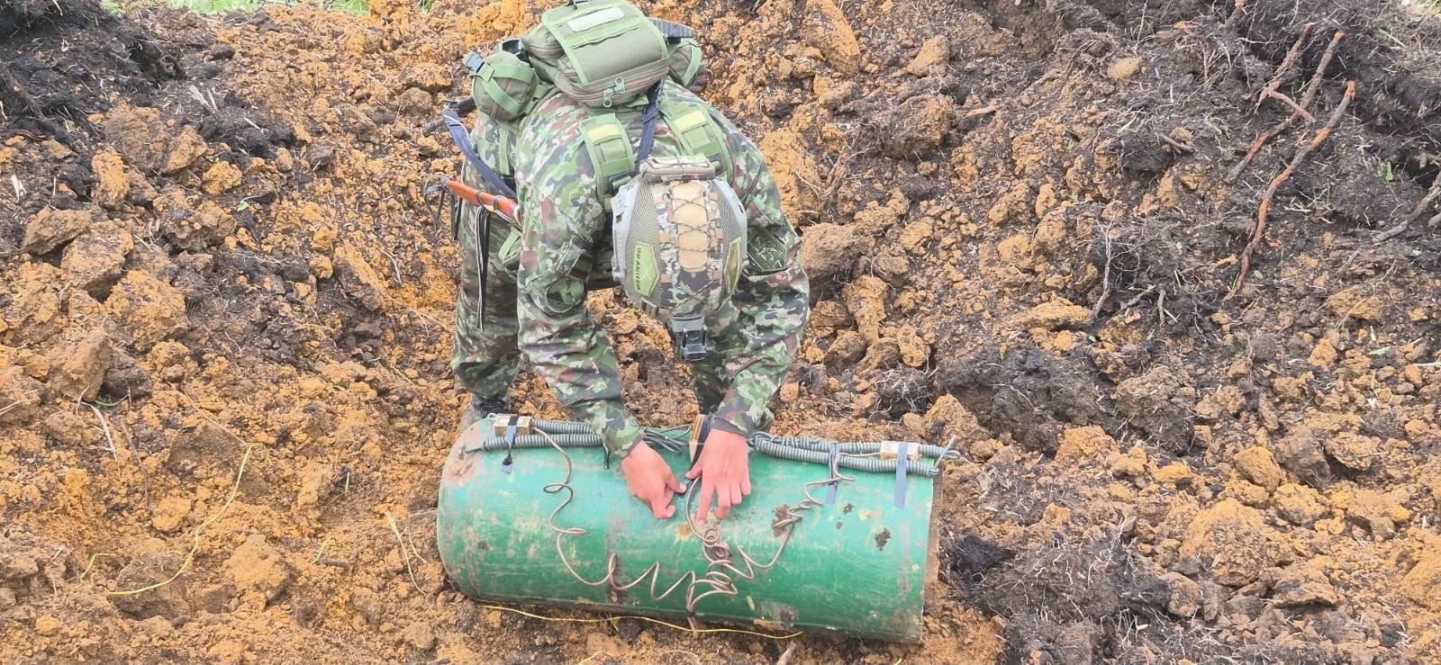 En la vereda El Sinaí, municipio de Inzá, las tropas inutilizaron dos cilindros bomba abandonados, al parecer, por la estructura Dagoberto Ramos. Crédito: Ejército Nacional.