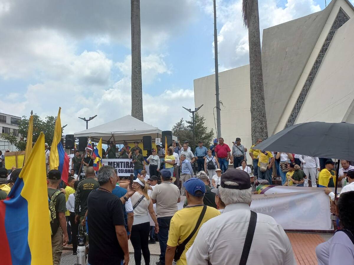 Plantón en Armenia en apoyo a la fuerza pública y para rechazar los hechos de violencia