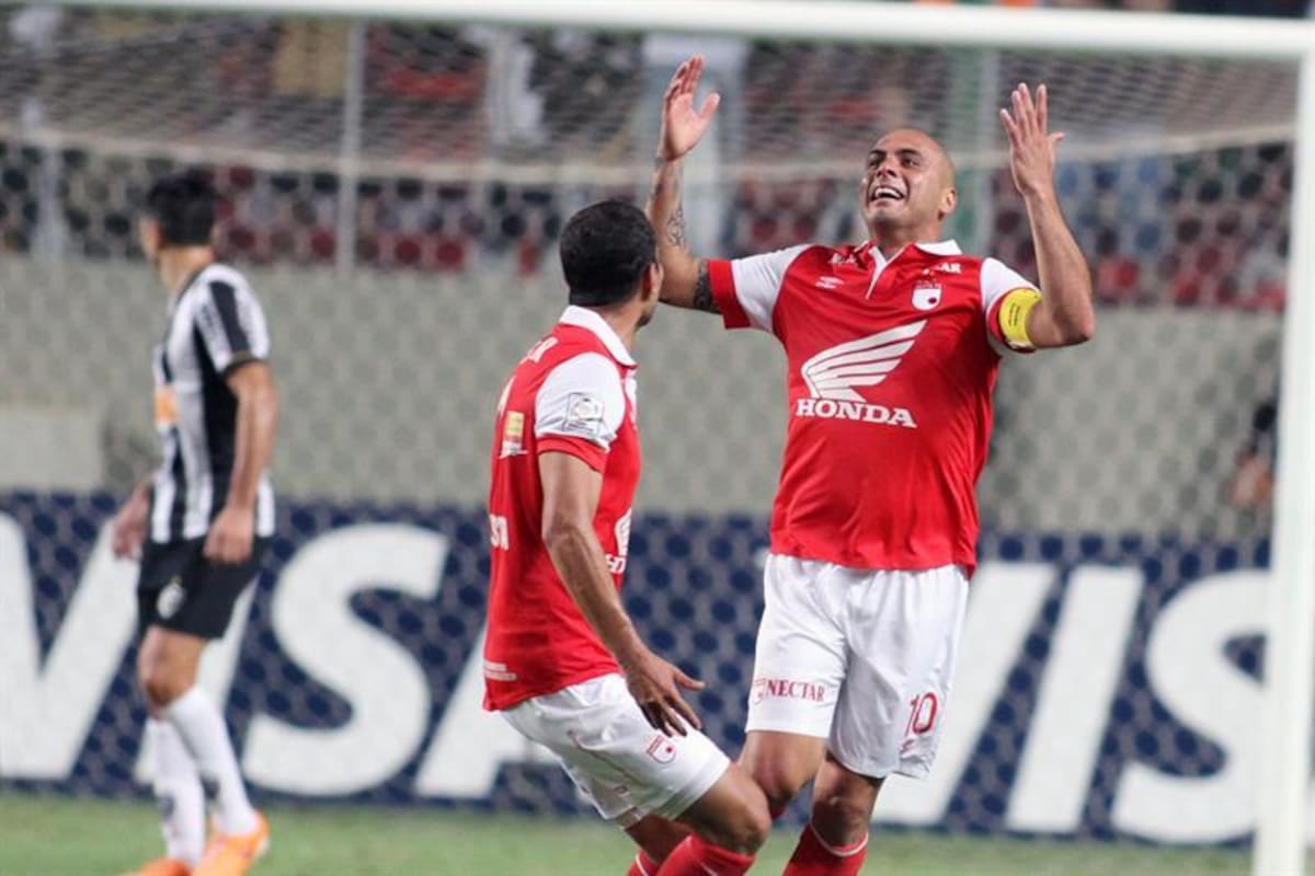 Con marcador 2-1, el campeón defensor de Copa Libertadores quedó como líder del grupo 4, al sumar su segunda victoria sobre Santa Fe, que jugó el segundo tiempo con diez hombres, por la expulsión de Wílder Medina.