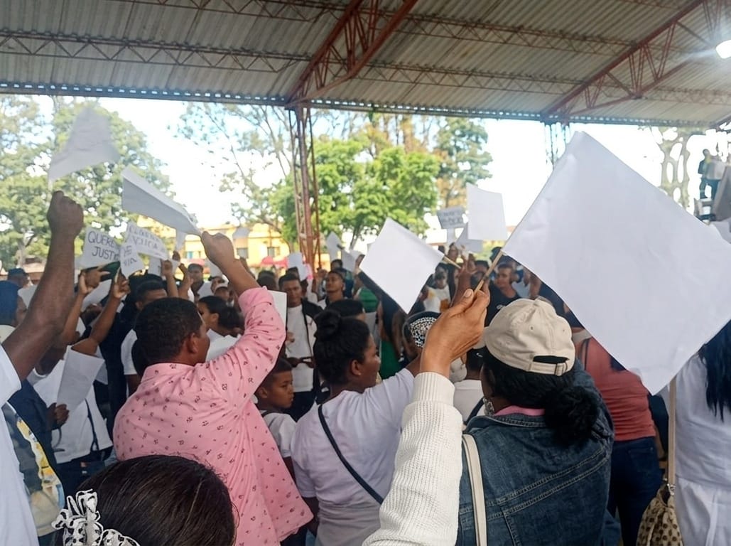 Para rechazar la escalada violenta y el asesinato de sus compañeros esta población realizó una marcha en el parque principal de Cajibío. Crédito: Suministrada.
