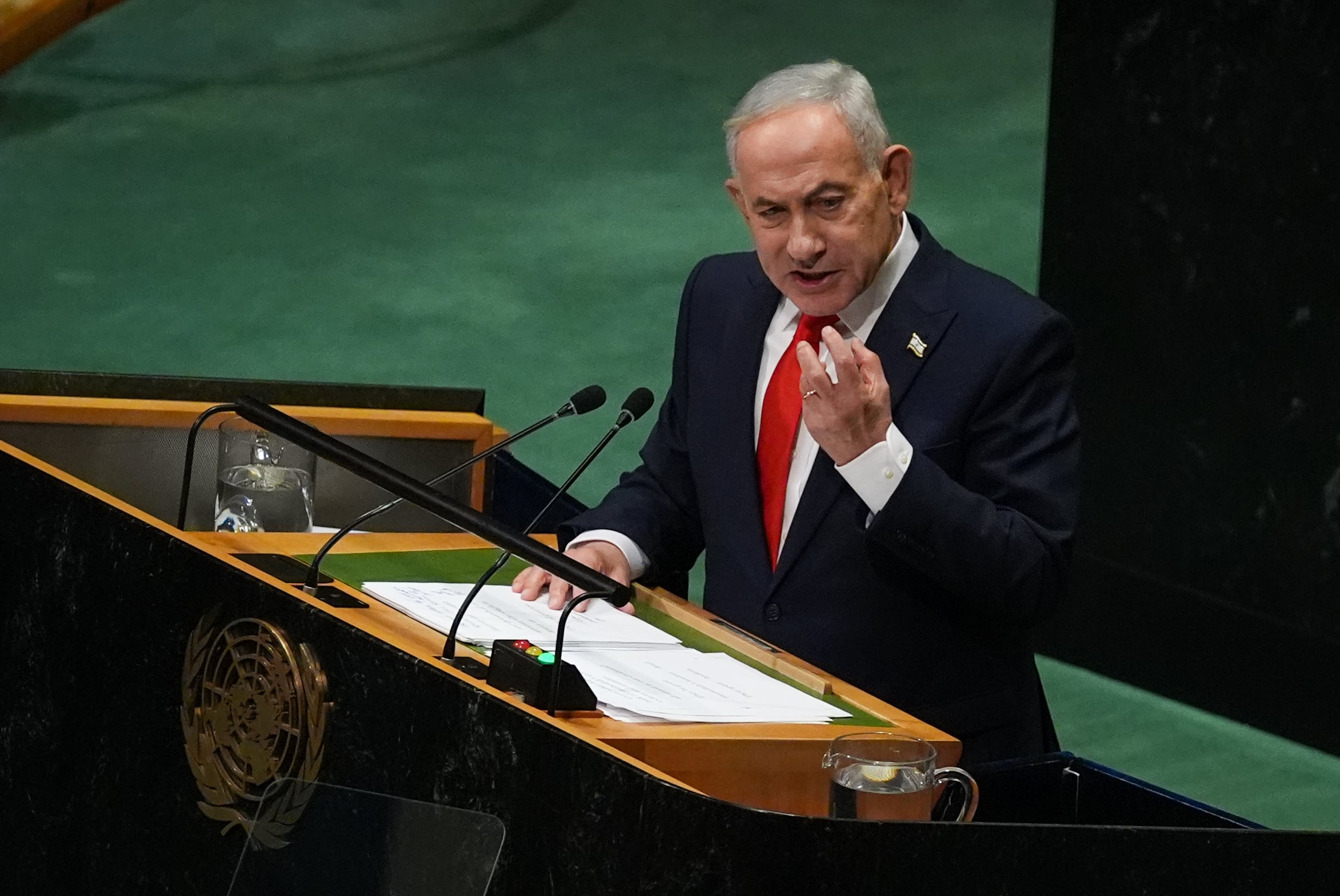El primer ministro israelí, quien entregó su discurso ante una Asamblea parcialmente vacía, dijo en su intervención que la ONU puede ser destruida por dos misiles balísticos.
(Foto:    Mehmet Eser/Anadolu via Getty Images)