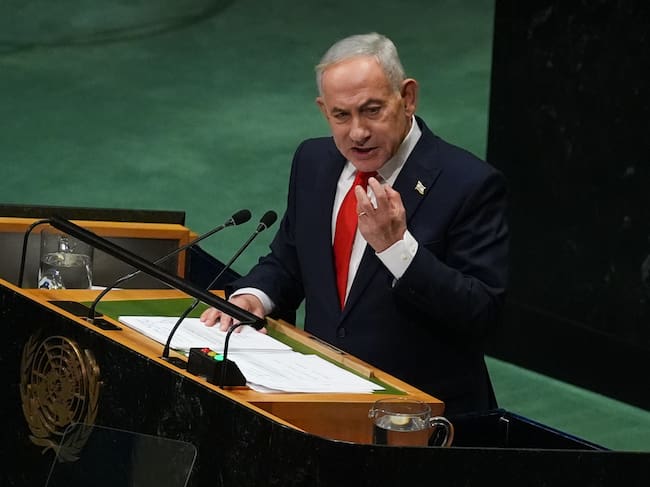 El primer ministro israelí, quien entregó su discurso ante una Asamblea parcialmente vacía, dijo en su intervención que la ONU puede ser destruida por dos misiles balísticos.
(Foto: Mehmet Eser/Anadolu via Getty Images)
