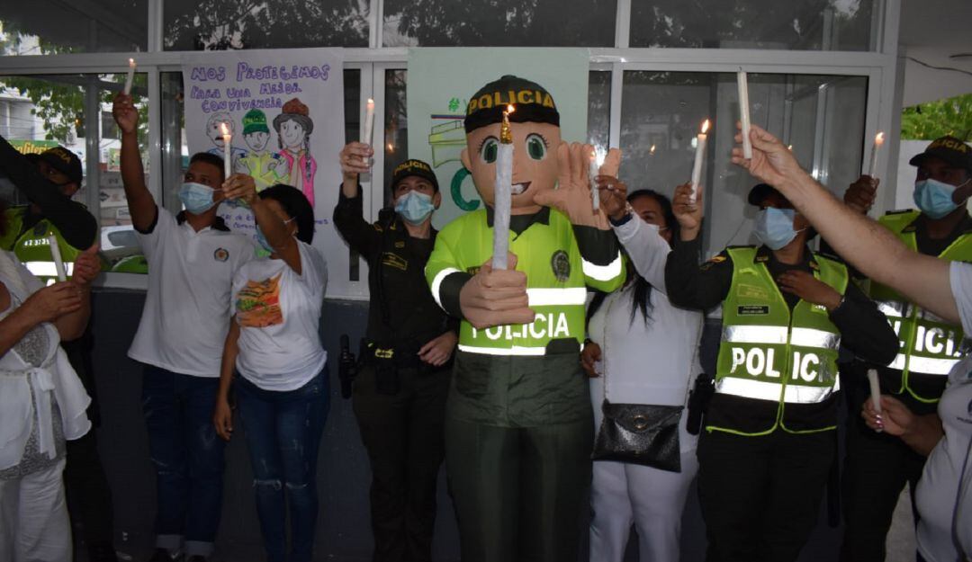 Los uniformados del CAI San Pedro, se vieron sorprendidos cuando líderes de diferentes sectores les entregaron un mensaje de solidaridad