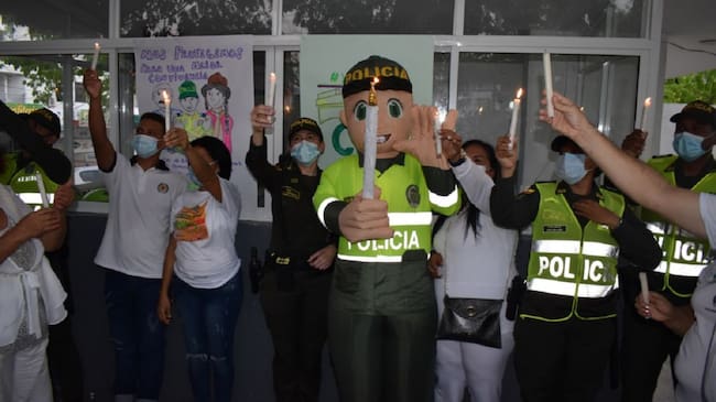 Los uniformados del CAI San Pedro, se vieron sorprendidos cuando líderes de diferentes sectores les entregaron un mensaje de solidaridad