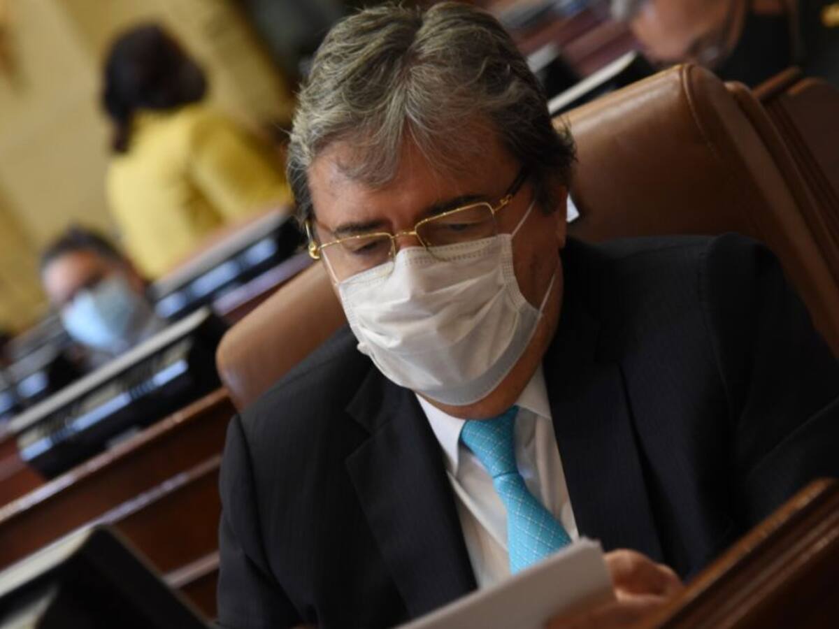 Carlos Holmes Trujillo continúa en UCI, pero estable