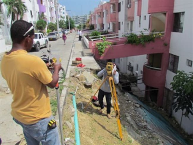 Construyen muro de contención para evitar que edificio colapse en Cartagena