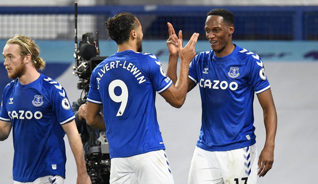 Yerry Mina celebra con Dominic Calvert-Lewin el gol ante el Arsenal en la Premier League.