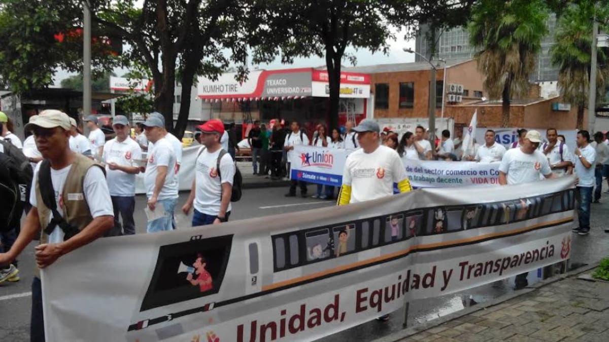 En la capital de Antioquia, cientos de personas salieron a las calles a exigir mejores condiciones laborales.