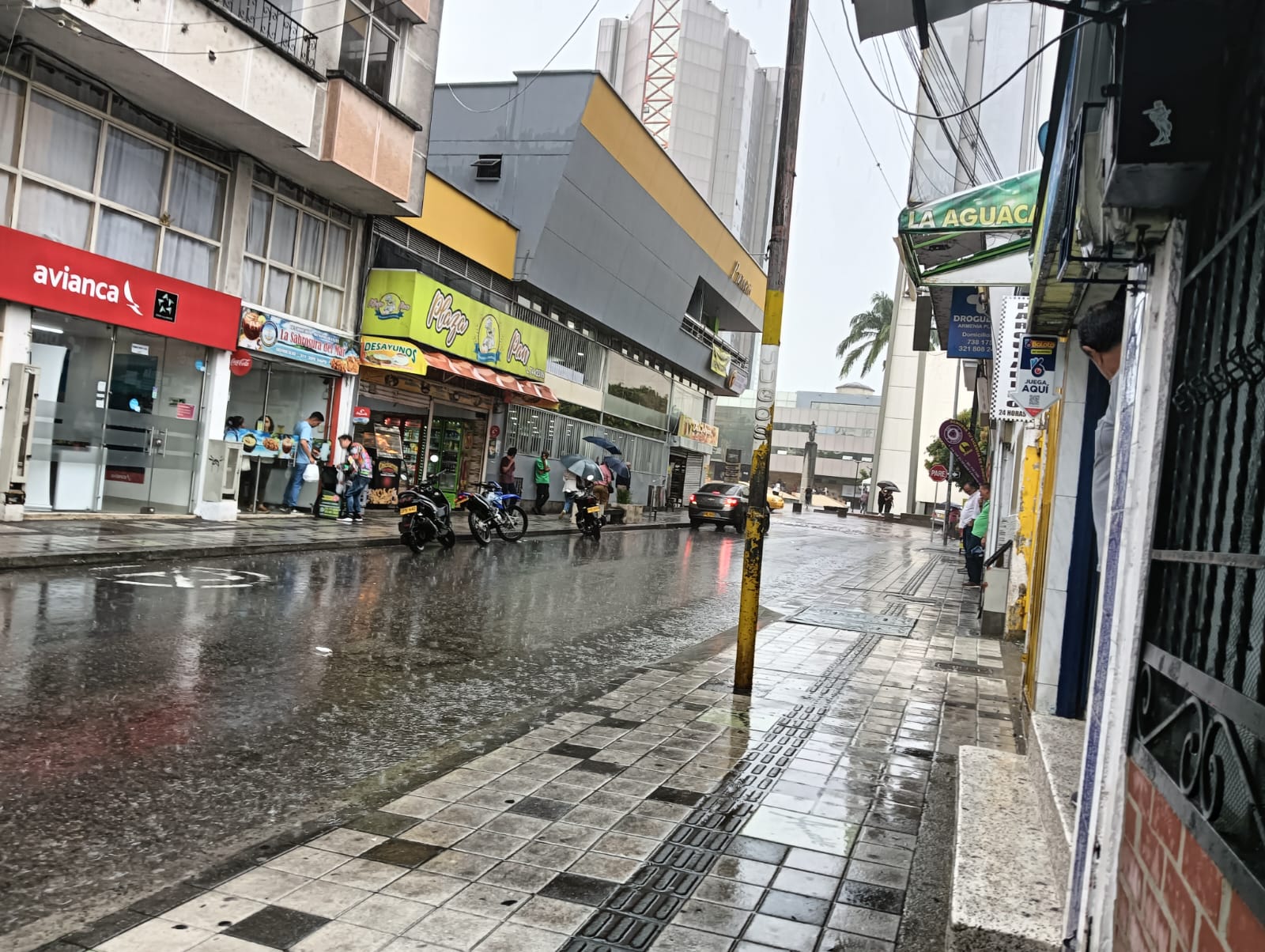 Días de lluvia y piso mojado en Armenia, carrera 13 entre calles 21 y 22. Foto Adrián Trejos