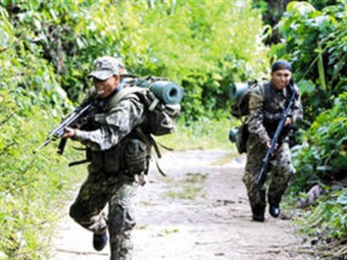 Evacúan policías heridos en Argelia, Cauca