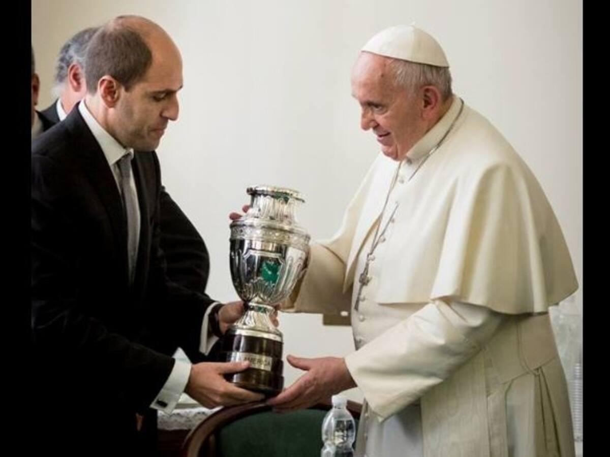 El papa recibió de regalo una réplica de la Copa América